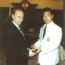 Почетный пятый дан (черный пояс) В.В.Путин (Москва, Кремль, 2001 г.)