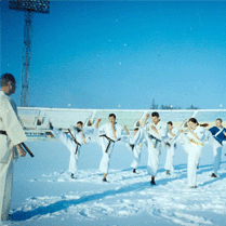 Тренировка кихон в зимнем лагере (январь, 2001)